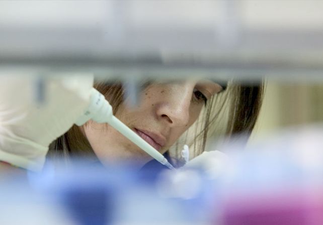 Un científico argentino integra el equipo que encontró una potencial cura contra el VIH sida