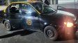Atacaron a balazos en Rosario un auto pintado como taxi: hay tres heridos, uno de ellos grave