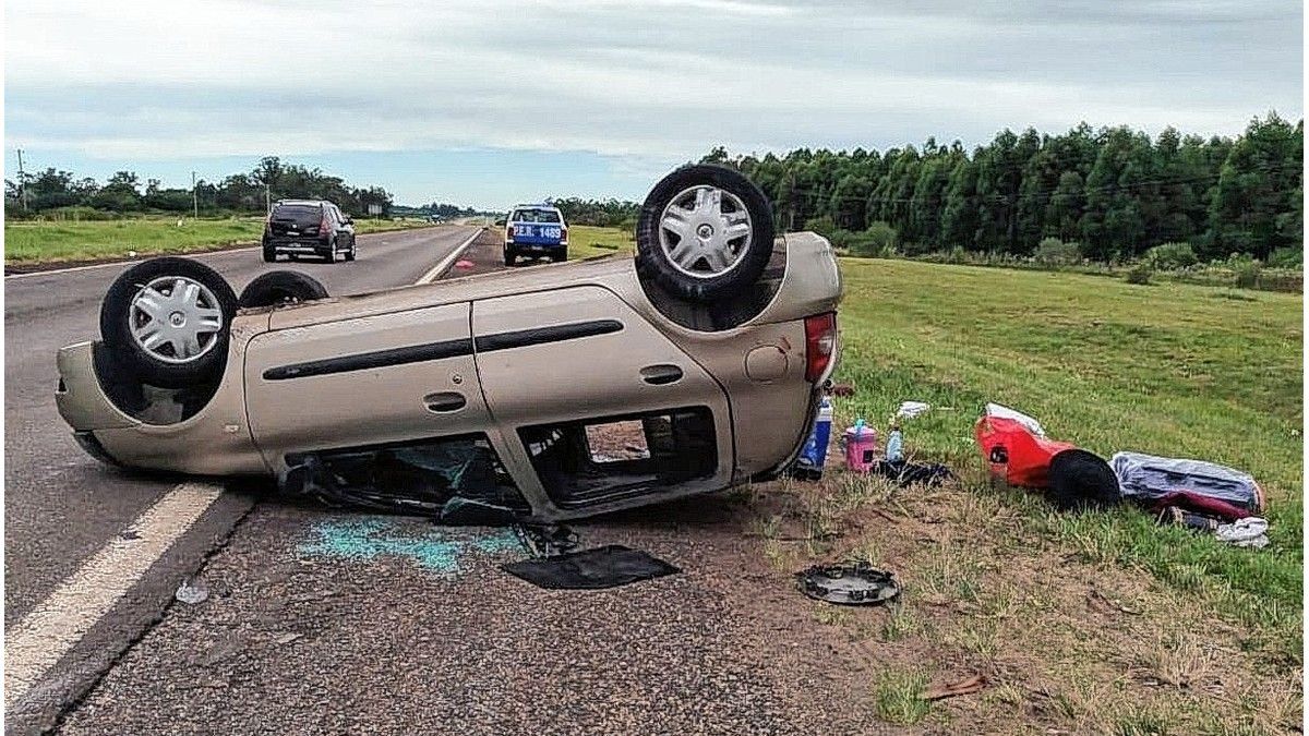 Vuelco de automóvil con lesionados en la ruta 14