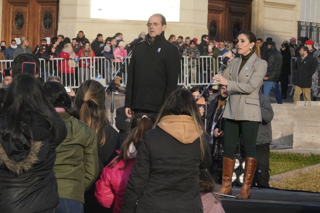 Jorge Fandermole y Soledad Pastorutti interpretaron Aurora.