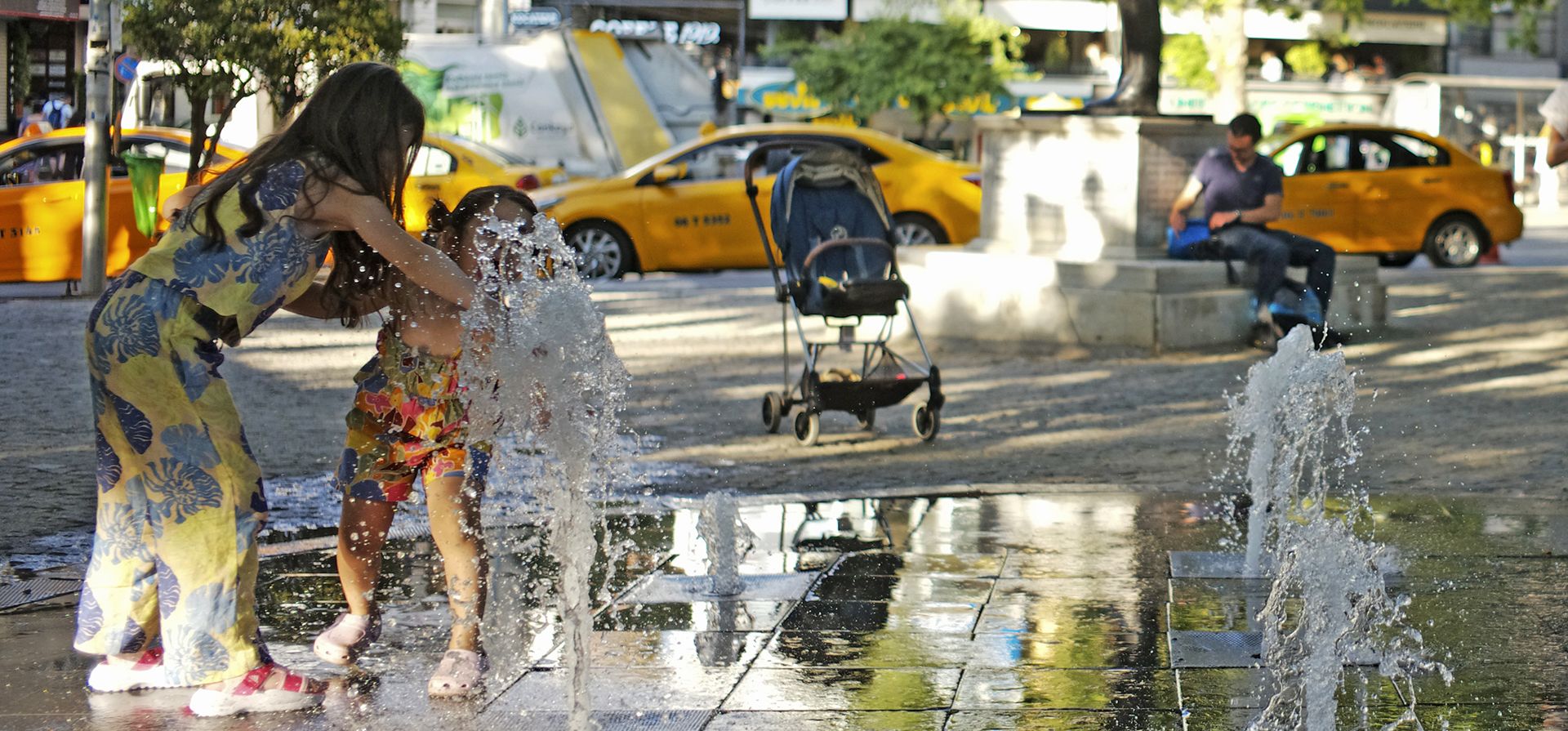 Una mujer ayuda a un niño a refrescarse en un jardín público en Ankara, Turquía, el jueves 19 de junio de 2024. Los residentes de la capital turca se dirigieron a los jardines públicos para tomar un respiro del inusual calor primaveral. Se esperaba que las temperaturas alcanzaran los 33 grados centígrados en Ankara el lunes. (Foto AP/Burhan Ozbilici) Una mujer ayuda a un niño a refrescarse en un jardín público en Ankara, Turquía, el jueves 19 de junio de 2024. Los residentes de la capital turca se dirigieron a los jardines públicos para tomar un respiro del inusual calor primaveral. Se esperaba que las temperaturas alcanzaran los 33 grados centígrados en Ankara el lunes. (Foto AP/Burhan Ozbilici)