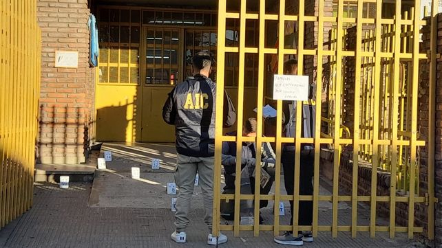 Investigadores trabajan en el ingreso de la Escuela Islas Malvinas