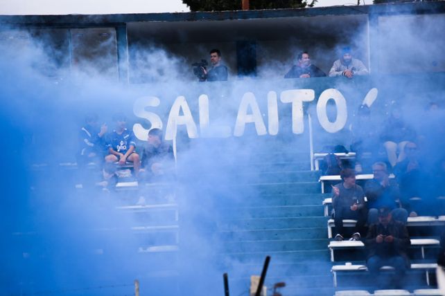 La salida del equipo, en la tribuna de cemento del Olaeta. Impactante.