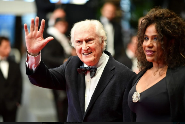 Pino se mostró en la alfombra roja de la Sala Lumière junto con su mujer