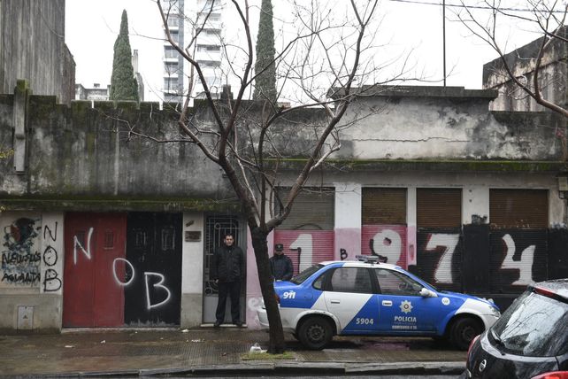 Esta mañana un patrullero con dos efectivos se apostó en la vereda de enfrente al edificio que fue baleado ayer.&nbsp;