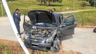 Conductora estaba aprendiendo a manejar y chocó un poste