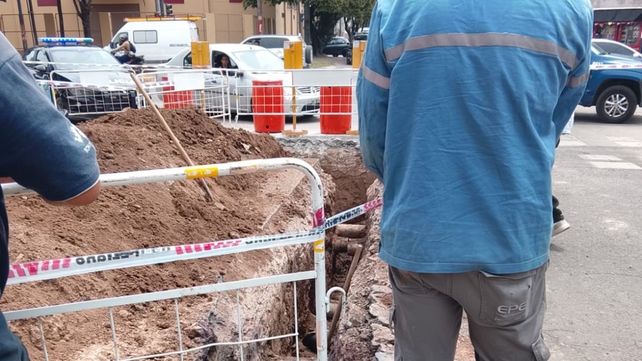 La excavación subterránea donde ocurrió el accidente laboral en avenida Provincias Unidas y Arévalo.&nbsp;