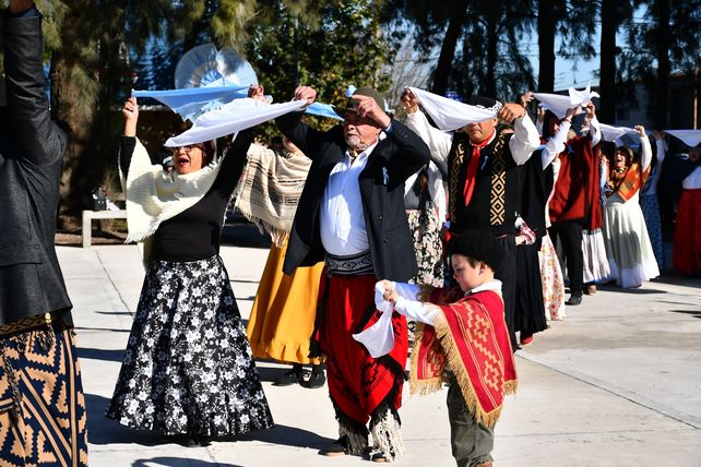 Durante la conmemoración del Día de la Bandera la comunidad de Alvear celebró con música y bailes tradicionales y festejó los anuncios oficiales.