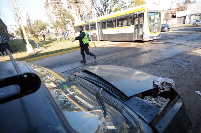 Problemático. El tren urbano chocó un Renault 12. Aún no probó su eficacia como subsistema de transporte público.