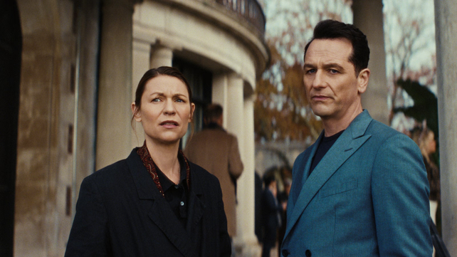 Claire Danes y Matthew Rhys protagonizan el thriller más llamativo de Netflix