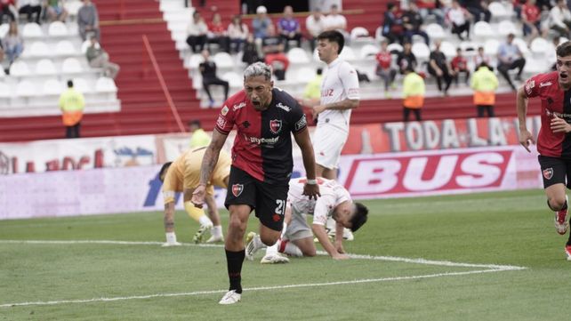 Luciano Herrera festeja su gol, el primero de Newell's en el 2 a 0 en Parque Patricios.&nbsp;