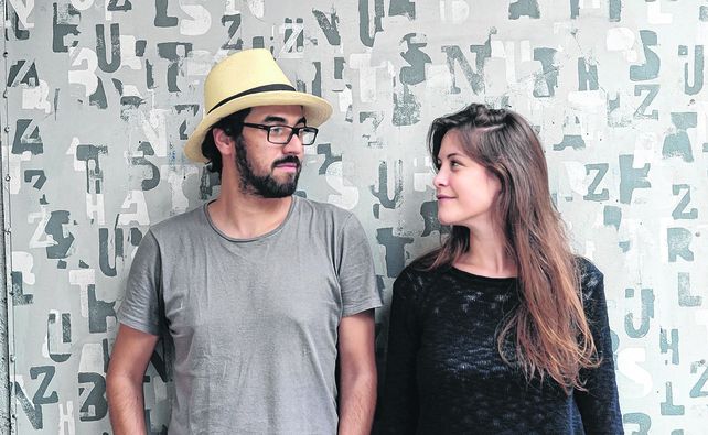 Socios en el amor y los proyectos creativos. João Varella y Cecilia Arbolave viven en San Pablo y desarrollan su sensibilidad a través de los textos que producen.