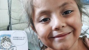 Educación. Hospitalaria recibe Yanira en el Hospital Gutiérrez. La seño le lee cuentos y la estimula a estudiar.