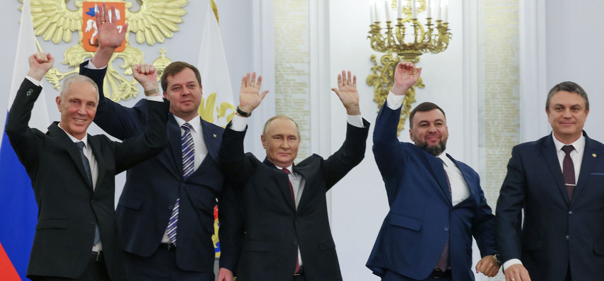 Desde la izquierda, el jefe de la región de Kherson designado por Moscú Vladimir Saldo, el jefe de la región de Zaporizhzhia designado por Moscú Yevgeny Balitsky, el presidente ruso Vladimir Putin, centro, Denis Pushilin, líder de la República Popular de Donetsk y Leonid Pasechnik, líder de la autoproclamada Lugansk La República Popular saluda durante una ceremonia para firmar los tratados para que cuatro regiones de Ucrania se unan a Rusia, en el Kremlin, Moscú, el viernes 30 de septiembre de 2022.