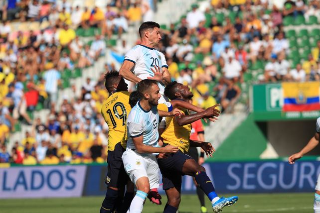 Argentina goleó a Ecuador con otro gol de un encendido Lucas Alario