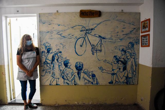 Patricia junto al mural pintado por el docente Manuel Sánchez.