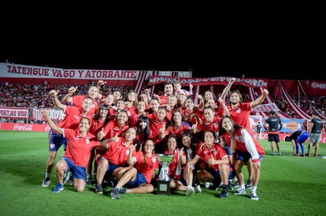Ovación en el 15 de Abril: el plantel femenino de Unión celebró el ascenso ante su gente