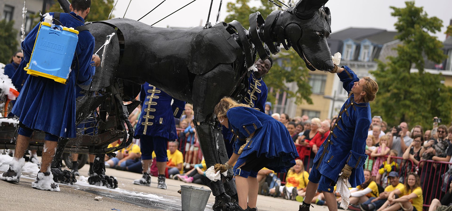 Actores del grupo de teatro Royal de Luxe lavan a Xolo, un títere de perro gigante, en medio de una plaza principal en Amberes, Bélgica, el viernes 25 de agosto de 2023. Como parte de las festividades del Verano de Amberes, los títeres gigantes Bull Machin y su amigo Xolo recorrerán las calles de Amberes durante tres días mientras el público en general sigue la ruta. (Foto AP/Virginia Mayo) Actores del grupo de teatro Royal de Luxe lavan a Xolo, un títere de perro gigante, en medio de una plaza principal en Amberes, Bélgica, el viernes 25 de agosto de 2023. Como parte de las festividades del Verano de Amberes, los títeres gigantes Bull Machin y su amigo Xolo recorrerán las calles de Amberes durante tres días mientras el público en general sigue la ruta. (Foto AP/Virginia Mayo)