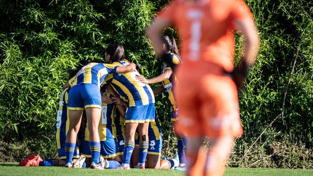 Las chicas de Central se abrazan