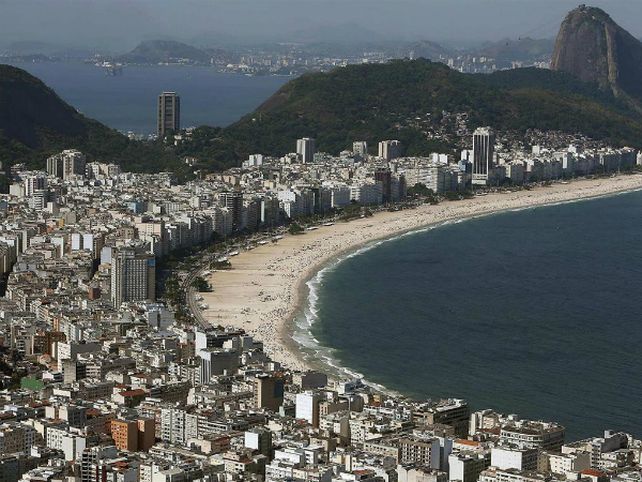 El hecho ocurrió esta madrugada en la popular playa de Copacabana