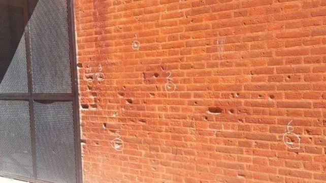 La pared de una escuela, baleada. 