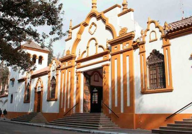 Fue al cementerio con unos amigos, cayó en una tumba abierta y murió