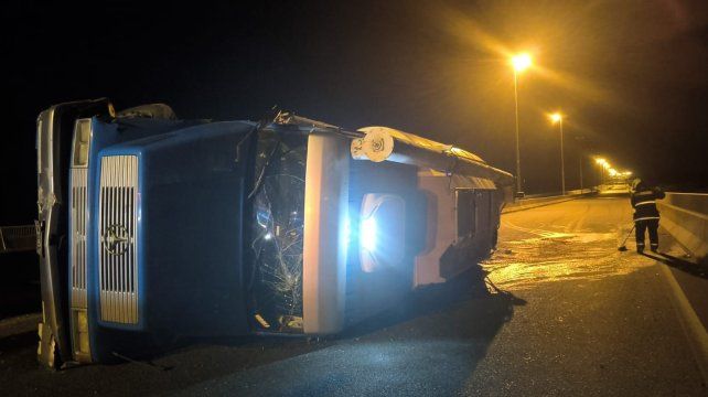 El camión quedó detenido sobre la calzada del puente Rosario-Victoria.