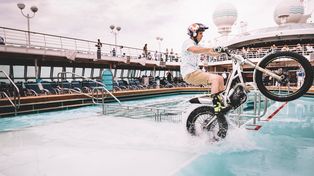 Un campeón de motocross hace increíbles destrezas sobre un barco en medio del mar