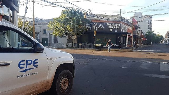 Un colectivo habría enganchado el cableado que terminó sobre la calle y las veredas.
