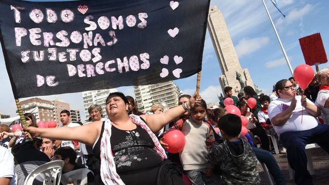 Multitudinaria protesta frente al Monumento contra los recortes en discapacidad