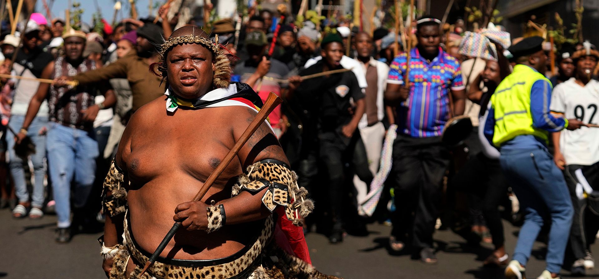 Un manifestante con atuendo tradicional en una protesta contra la inmigración ilegal en Johannesburgo, Sudáfrica, el 30 de junio del 2026. (AP foto/Themba Hadebe) Un manifestante con atuendo tradicional en una protesta contra la inmigración ilegal en Johannesburgo, Sudáfrica, el 30 de junio del 2026. (AP foto/Themba Hadebe)
