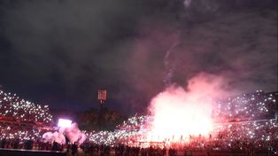 Banderazo colosal. El plantel de Newells recibió el afecto de los hinchas en la previa al clásico.