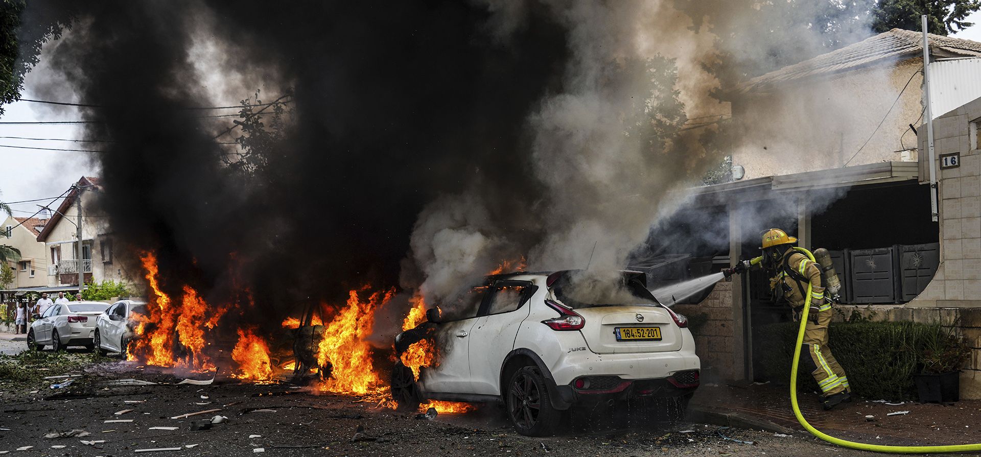 Los bomberos israelíes extinguen el fuego en un lugar alcanzado por un cohete disparado desde la Franja de Gaza, en Ashkelon, sur de Israel, el lunes 9 de octubre de 2023. (Foto AP/Tsafrir Abayov) Los bomberos israelíes extinguen el fuego en un lugar alcanzado por un cohete disparado desde la Franja de Gaza, en Ashkelon, sur de Israel, el lunes 9 de octubre de 2023. (Foto AP/Tsafrir Abayov)
