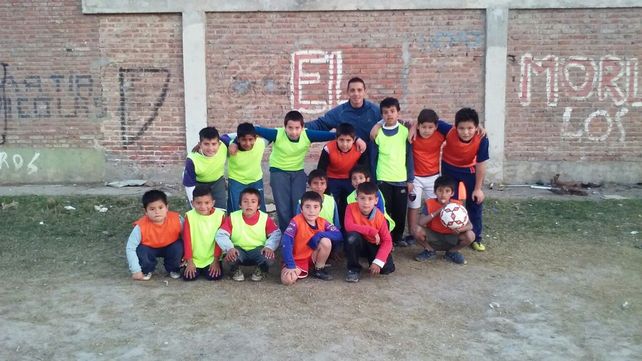 Tras recuperarse de cáncer, abrió una escuela de fútbol para chicos