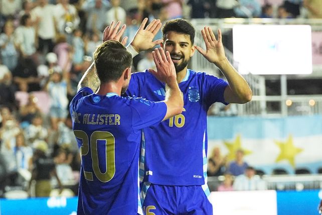 Lionel Messi y José Manuel López festejan uno de los goles de Argentina ante Puerto Rico.