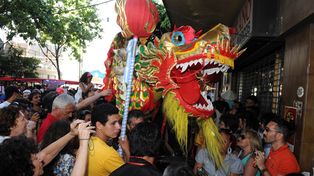 Una gran fiesta popular de la comunidad china para recibir el A&ntilde;o del Conejo