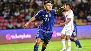 Thiago Almada festeja el gol de la Argentina.