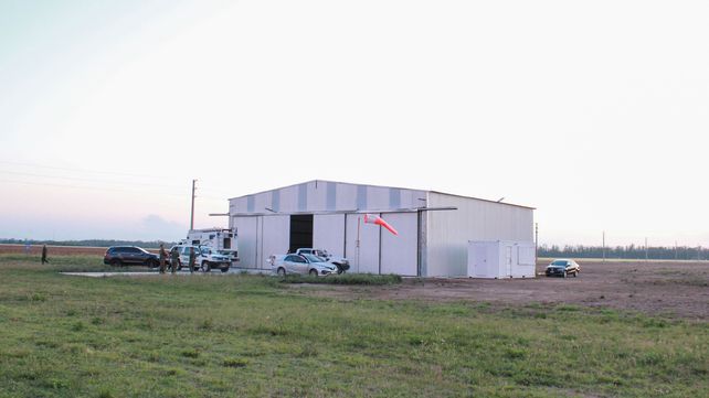 Uno de los 38 lugares allanados fue hangar ubicado en un country y club de campo y golf de la localidad de Oliveros.