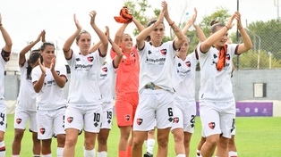 El plantel de Newells aplaudo a sus seguidores que las acompañaron en el estadio Ciudad de Caseros, de Estudiantes.