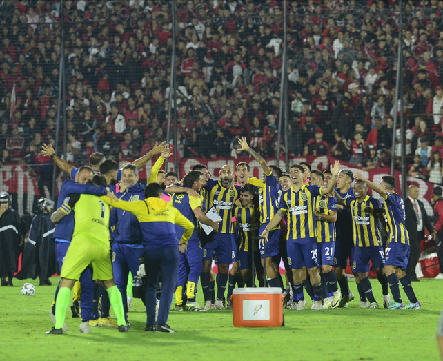 Los jugadores de Central celebran en el Coloso el triunfo que se gestó en la zurda de Malcorra. De los primeros seis de visitante que tuvo en la Copa de la Liga 2024 fue el único que ganó.