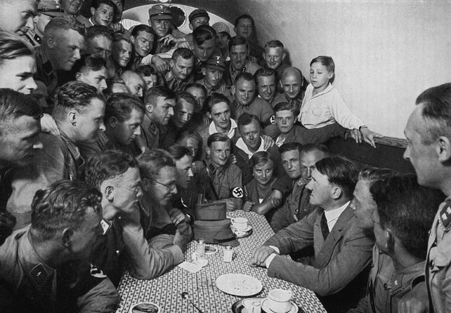 Hitler en una fiesta nazi