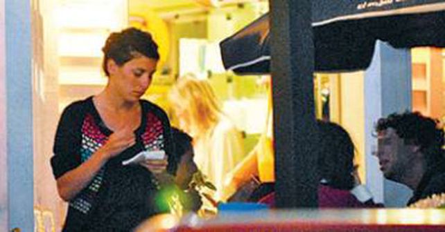 De millonaria a simple empleada: la hija de Macri trabaja de moza en Punta del Este