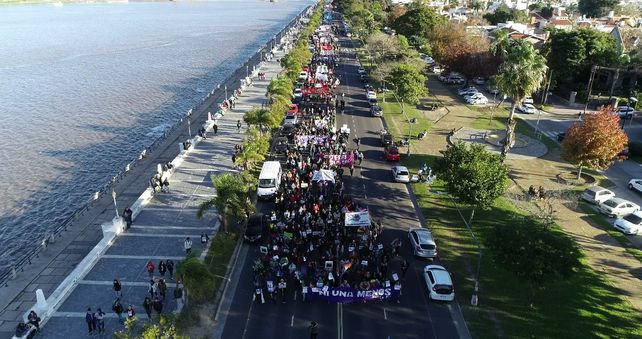 El grito Ni Una Menos hizo temblar el Puente Colgante