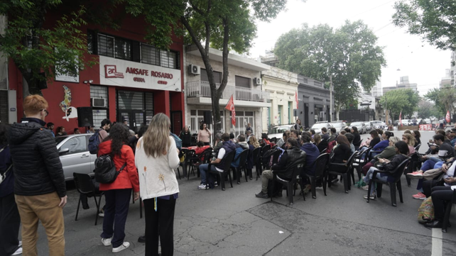 Corte de calle en Catamarca al 2300 por la asamblea del gremio Amsafé. 