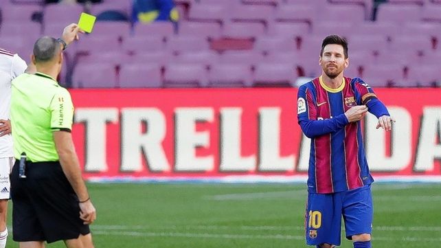 Messi recibió la tarjeta amarilla por mostrar la 10 que Maradona usó en Newells.&nbsp;