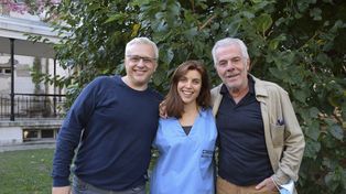En un alto de la filmación. El director Gabriel Palemo, Josefina Scaglione y Víctor Laplace.