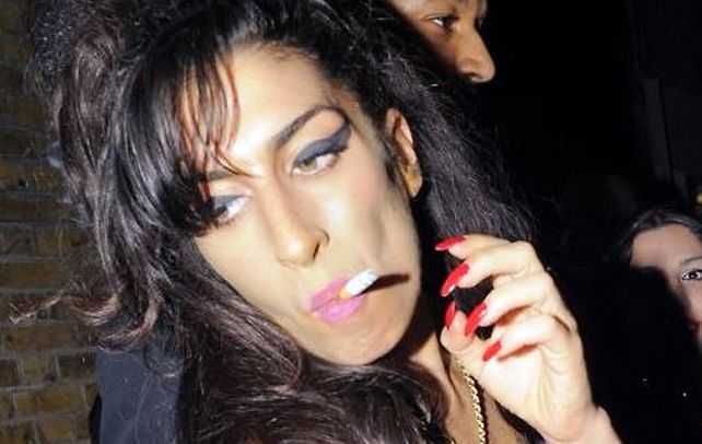 Amy Winehouse falleció rodeada de botellas de vino