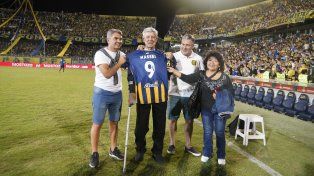 Oscar Massei fue reconocido en la previa del partido ante Gimnasia. Le obsequiaron la 9 del canalla.