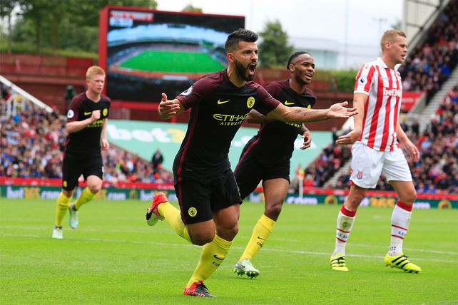 Agüero anotó un doblete en el holgado triunfo de Manchester City