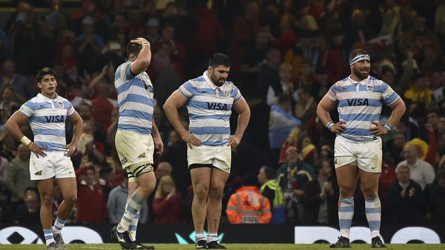 Decepción. Los jugadores de Los Pumas no ocultan su pesadumbre tras caer ante Gales.